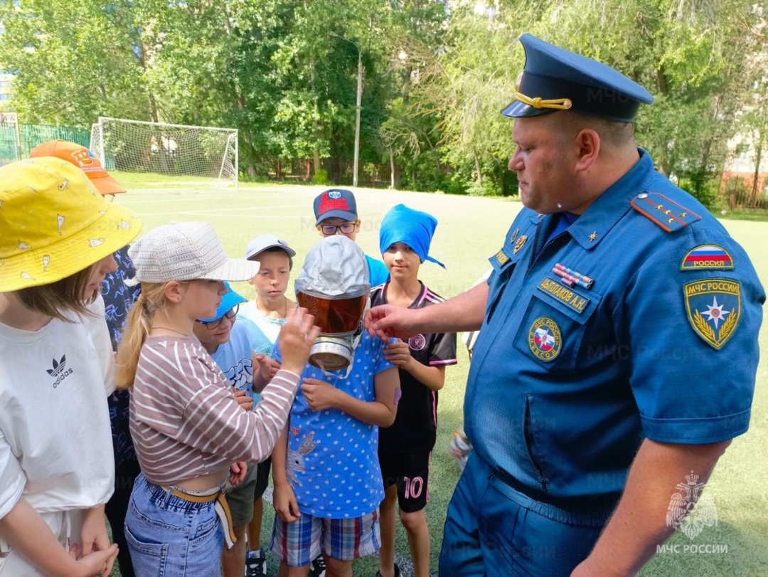 В лагерях дневного пребывания Реутова организованы встречи детей с сотрудниками МЧС России